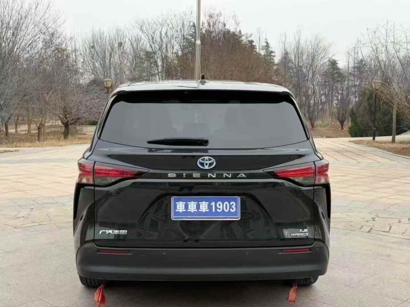 济宁23年丰田塞纳9