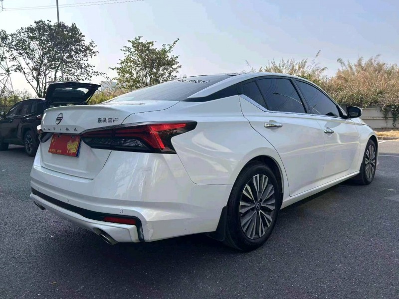 广州25年日产天籁8