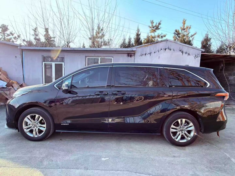 青岛23年丰田塞纳5