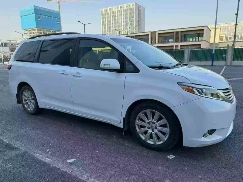 济南16年丰田塞纳3