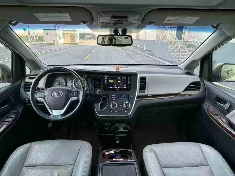 济南16年丰田塞纳5