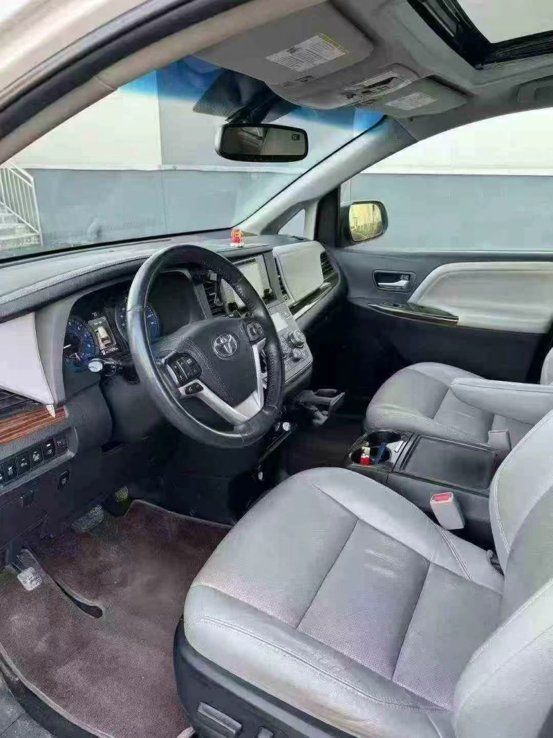 济南16年丰田塞纳6