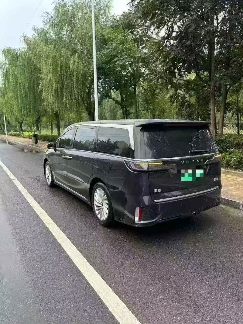 青岛24年岚图汽车梦想家5