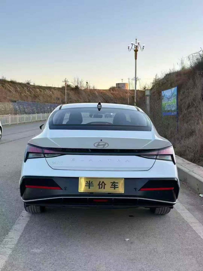 昭通26年现代伊兰特8