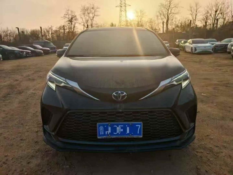 济宁24年丰田格瑞维亚1