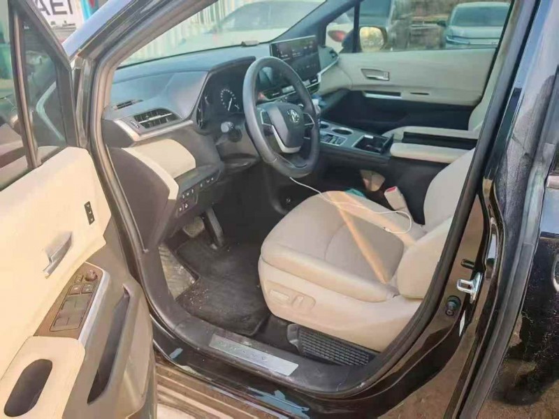 济宁24年丰田格瑞维亚4