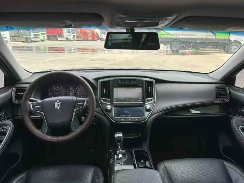 东营17年丰田皇冠3