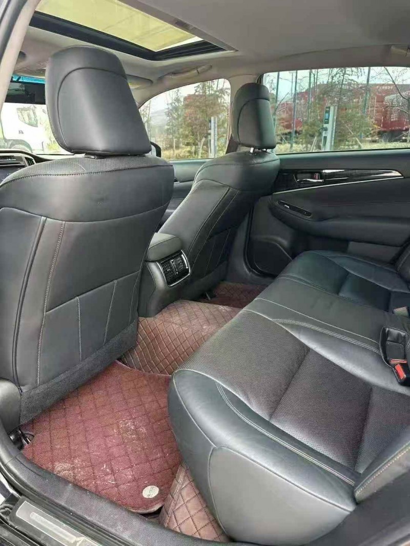 东营17年丰田皇冠4