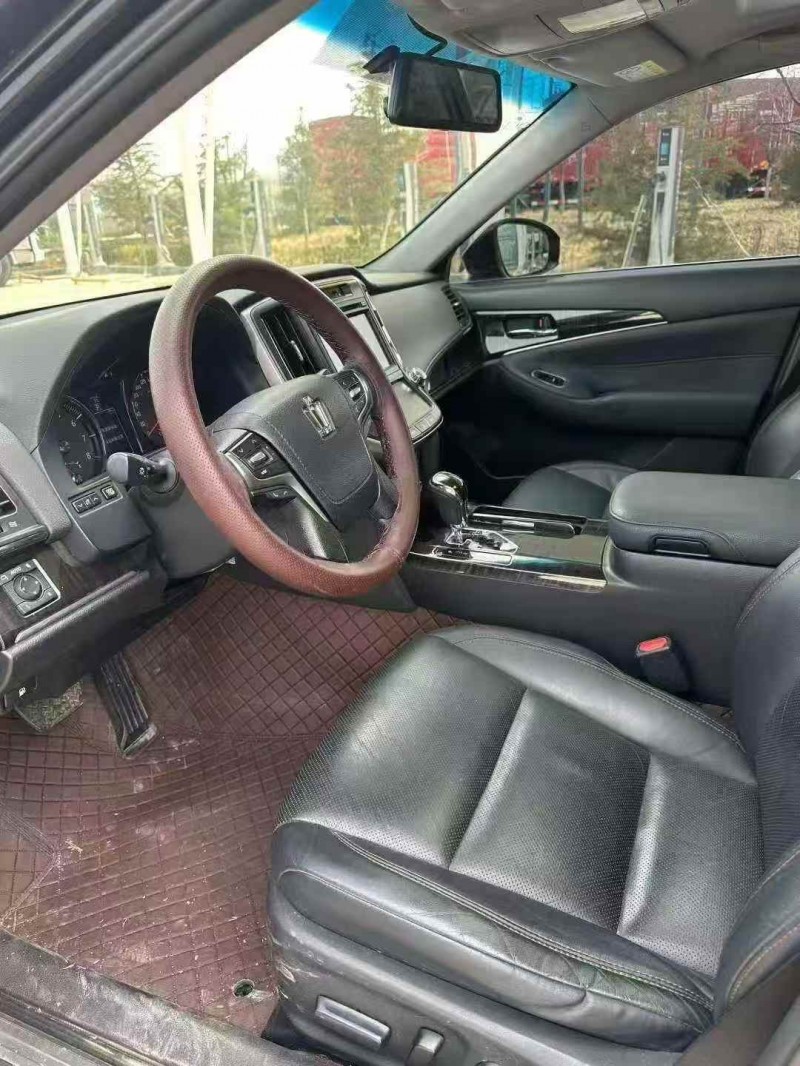 东营17年丰田皇冠5