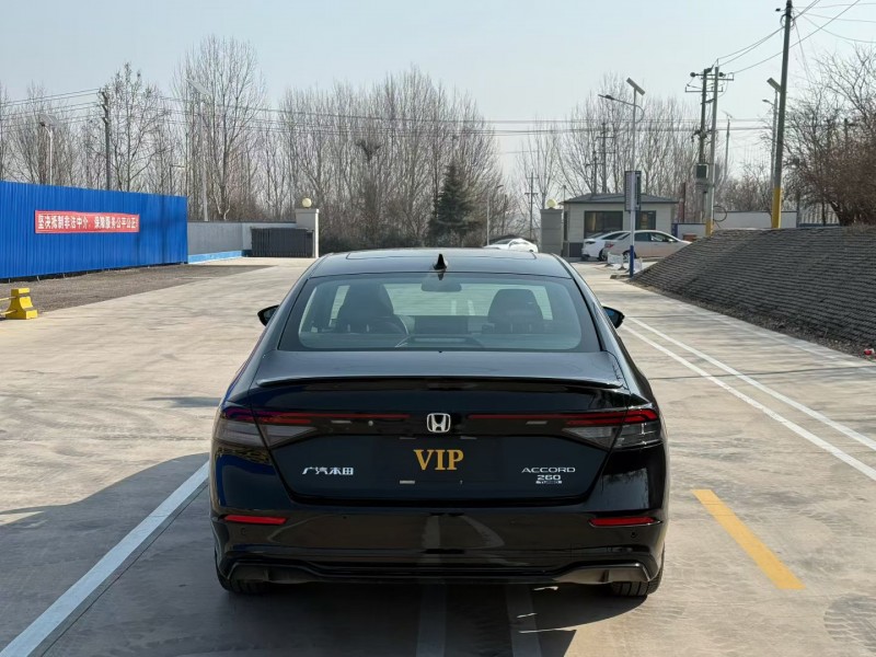 青岛25年本田雅阁9