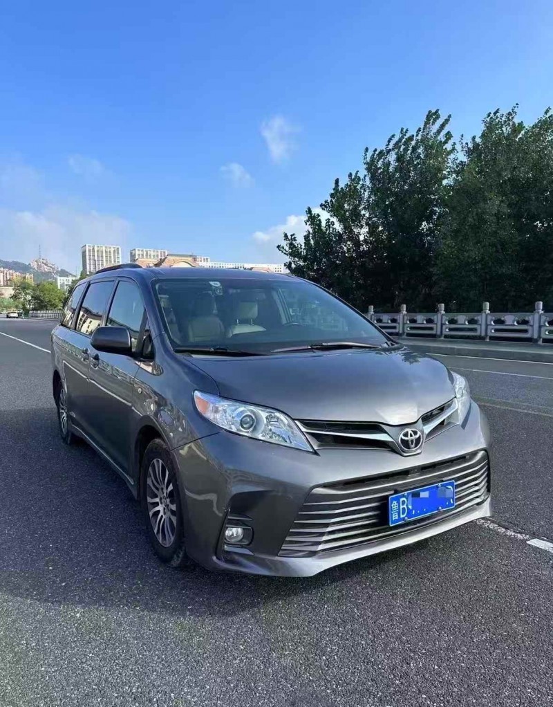 济宁19年丰田塞纳2