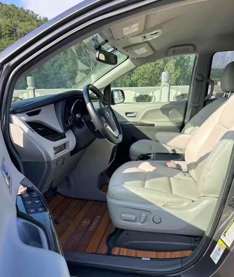 济宁19年丰田塞纳4