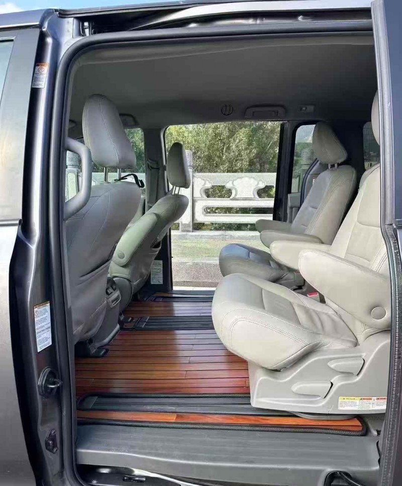 济宁19年丰田塞纳5