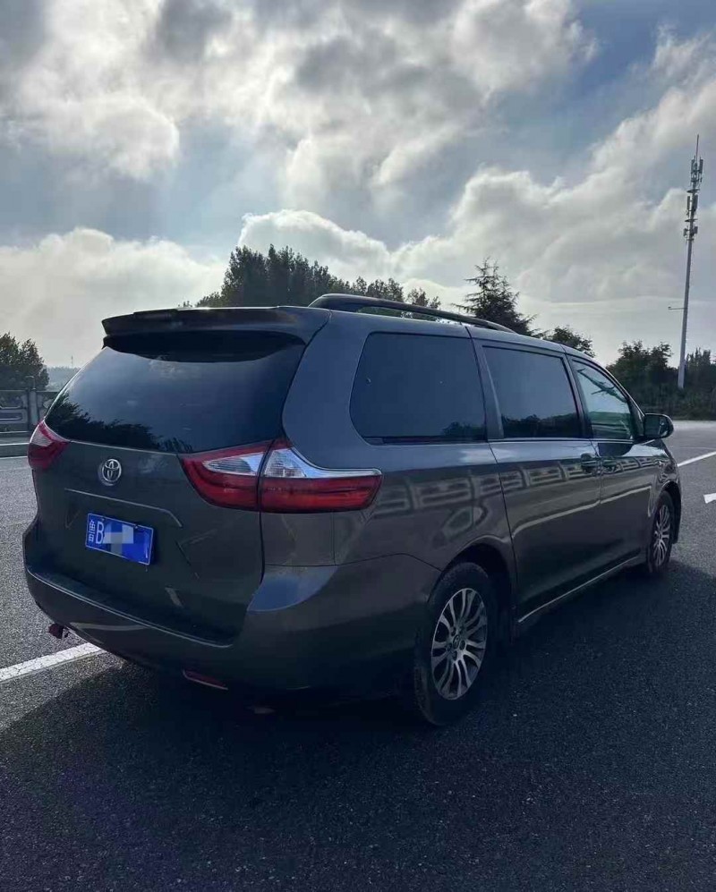 济宁19年丰田塞纳7