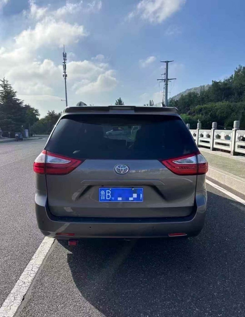 济宁19年丰田塞纳8