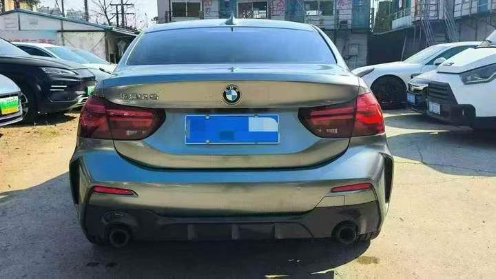 张家界23年宝马1系7