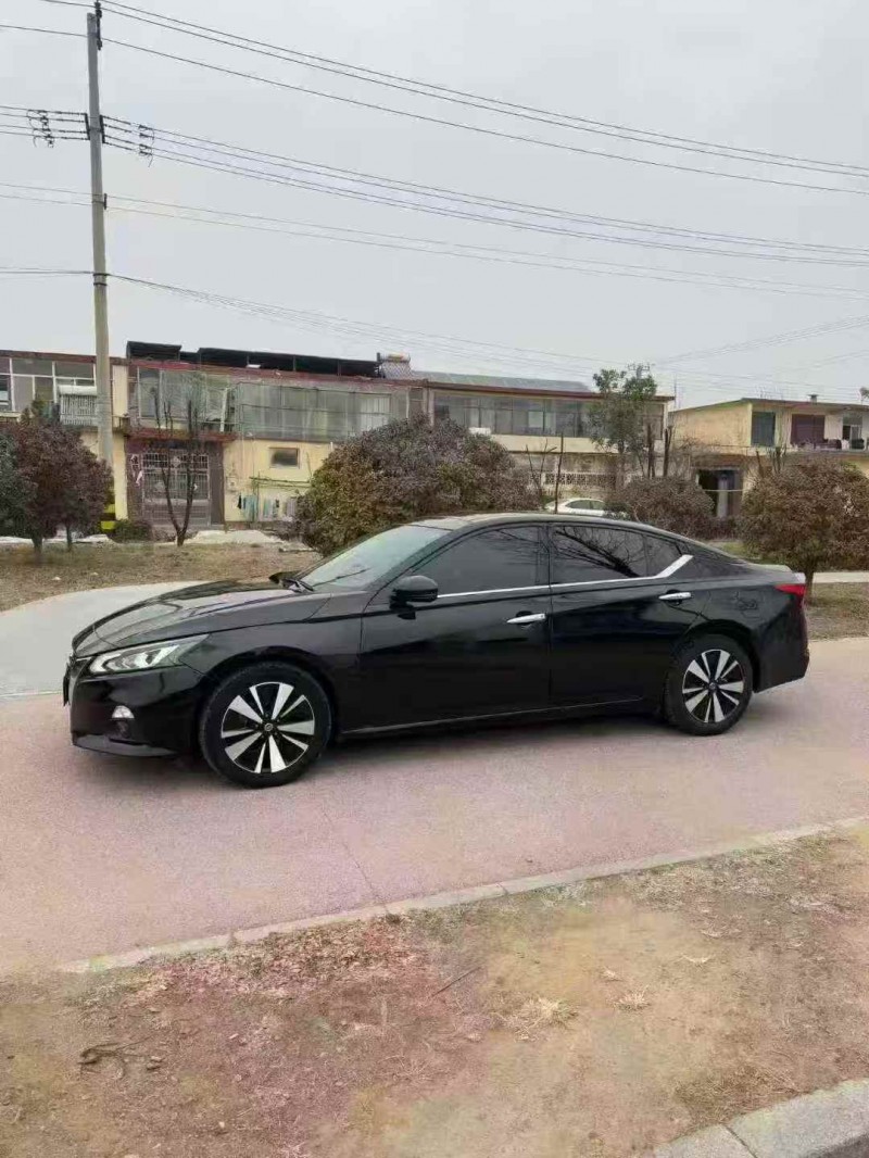 济宁22年日产天籁3