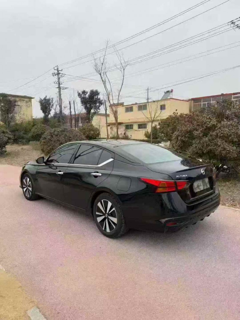 济宁22年日产天籁7