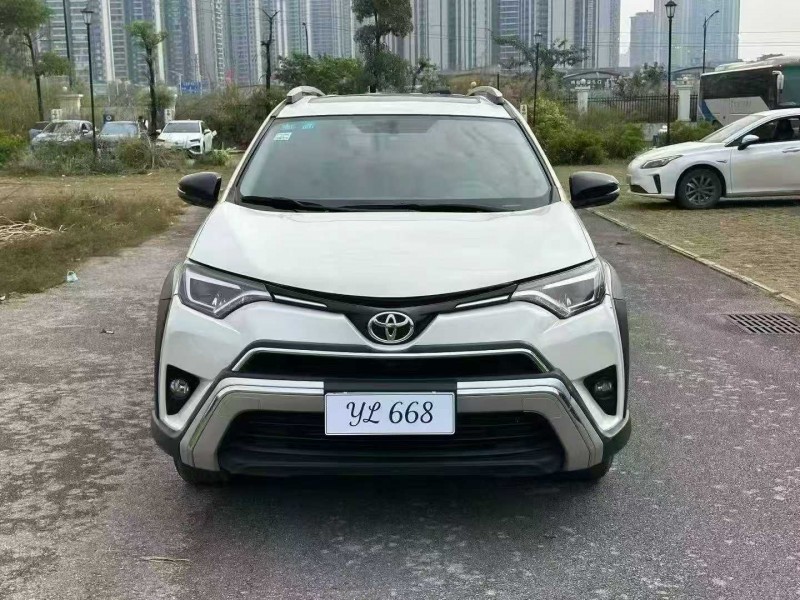 南寧19年豐田RAV4榮放1