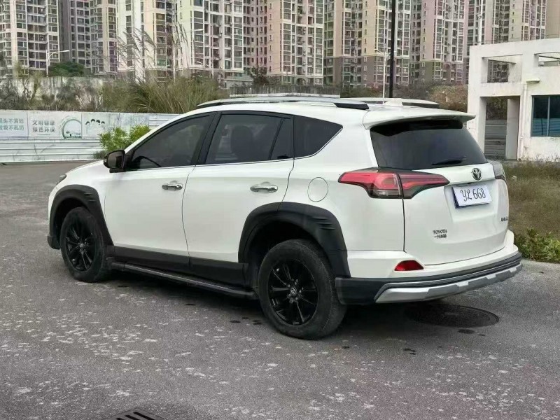 南寧19年豐田RAV4榮放8