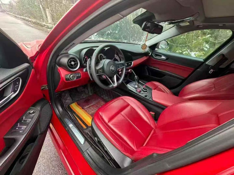 枣庄17年阿尔法·罗密欧Giulia4