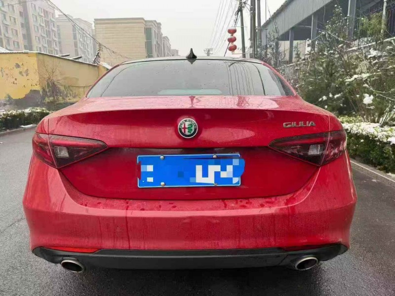 枣庄17年阿尔法·罗密欧Giulia9