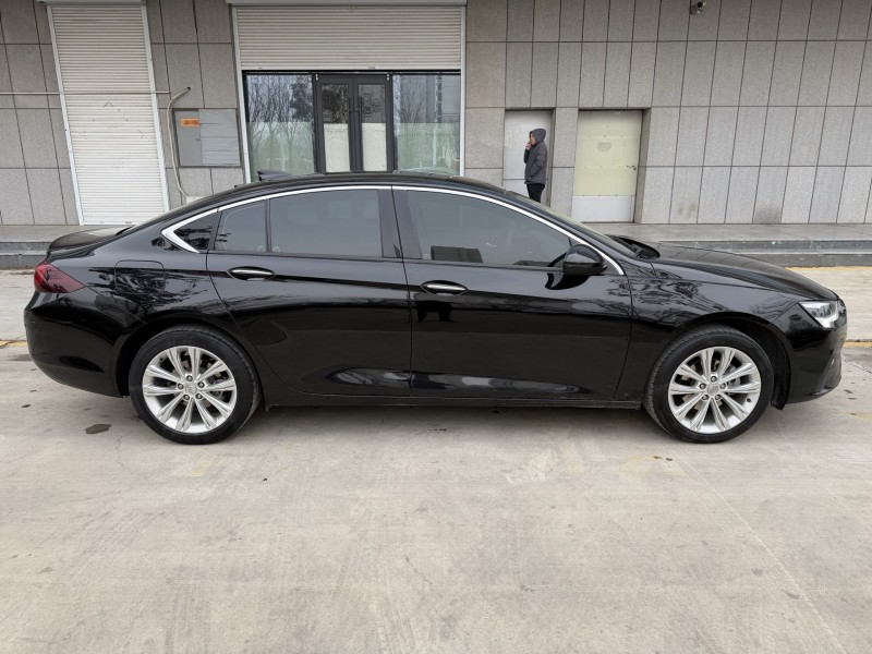 济宁22年别克君威8