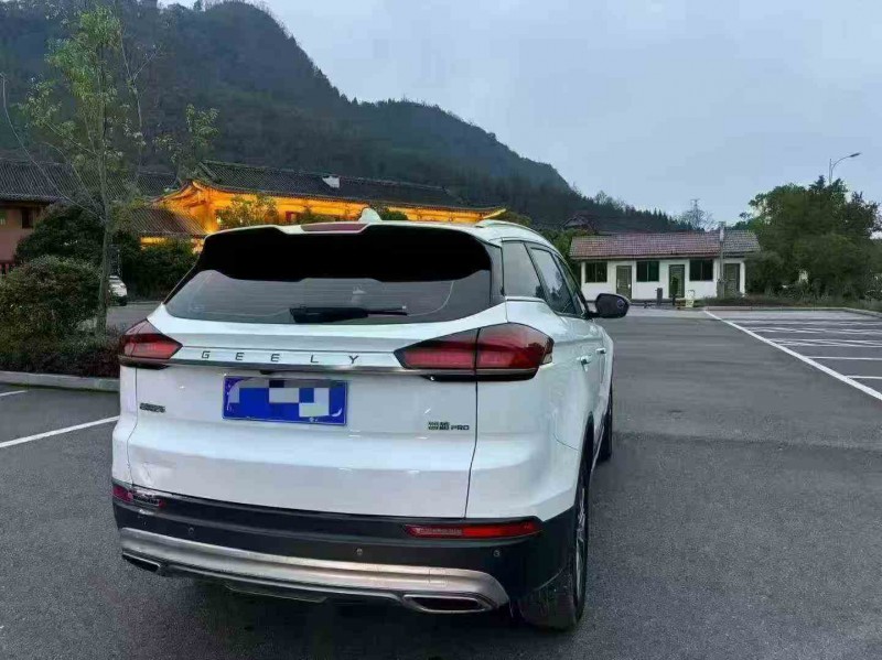 重庆19年吉利博越8