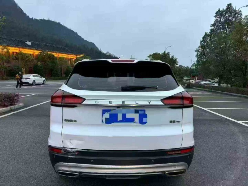 重庆19年吉利博越9