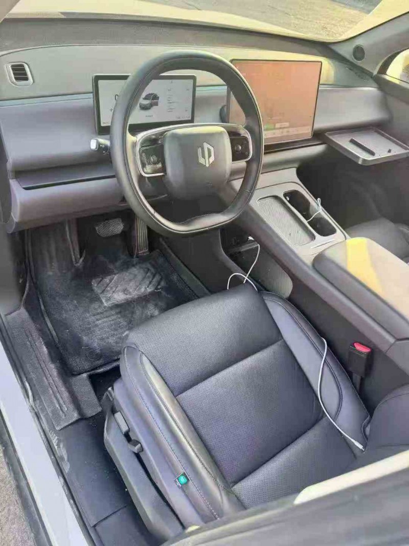 九江25年零跑汽车C106