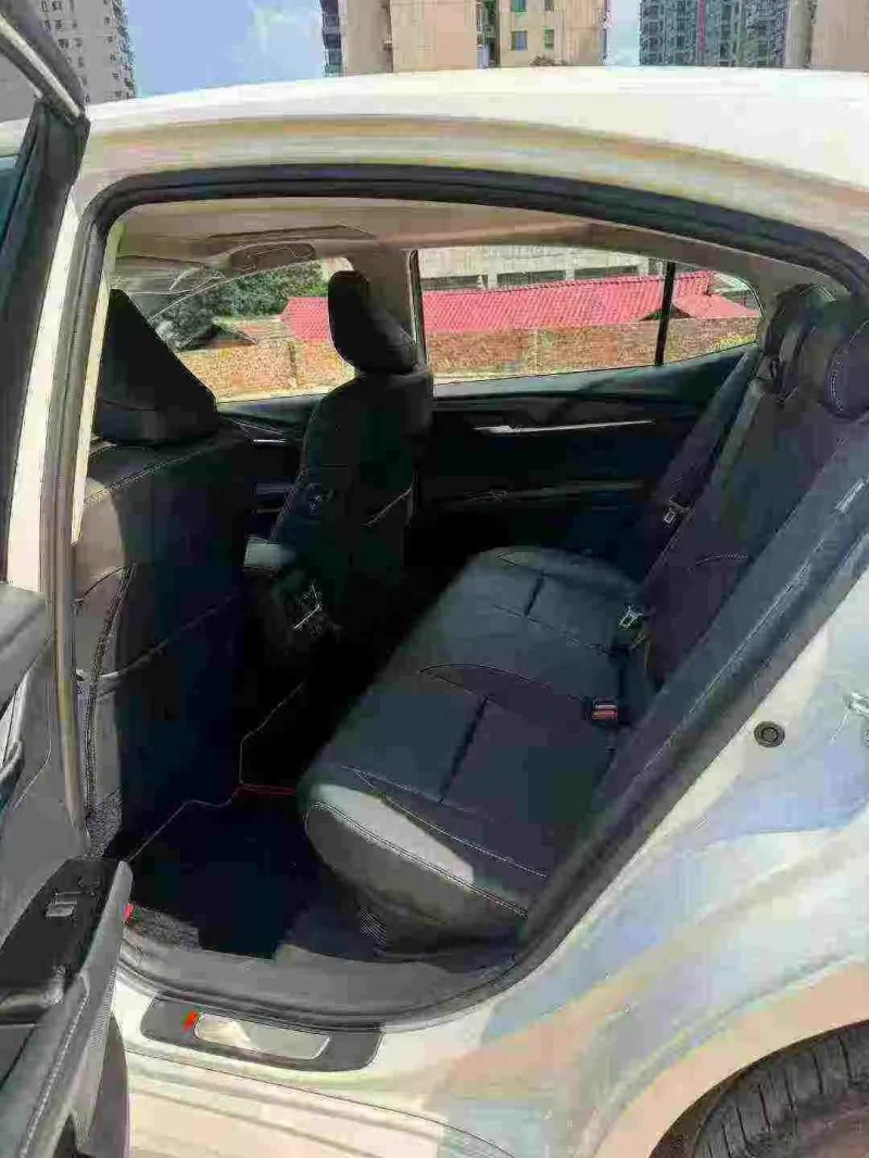 武汉25年丰田凯美瑞5