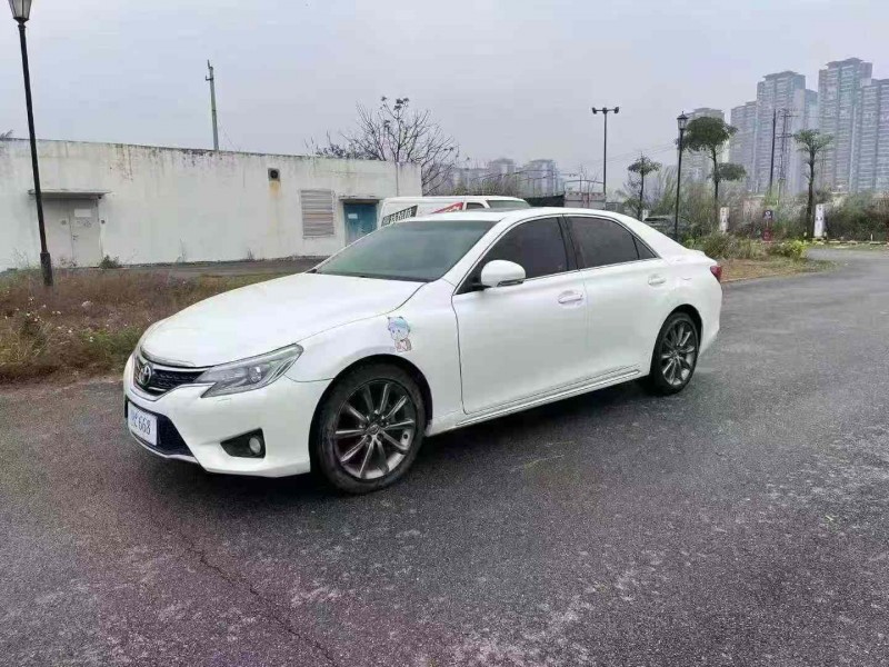 南宁14年丰田锐志2