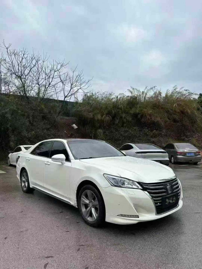 南宁17年丰田皇冠2