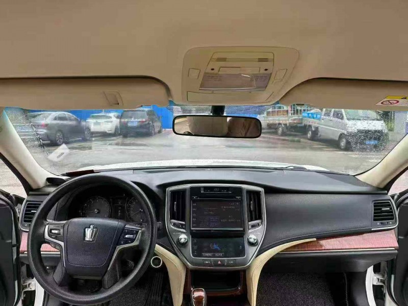 南宁17年丰田皇冠5