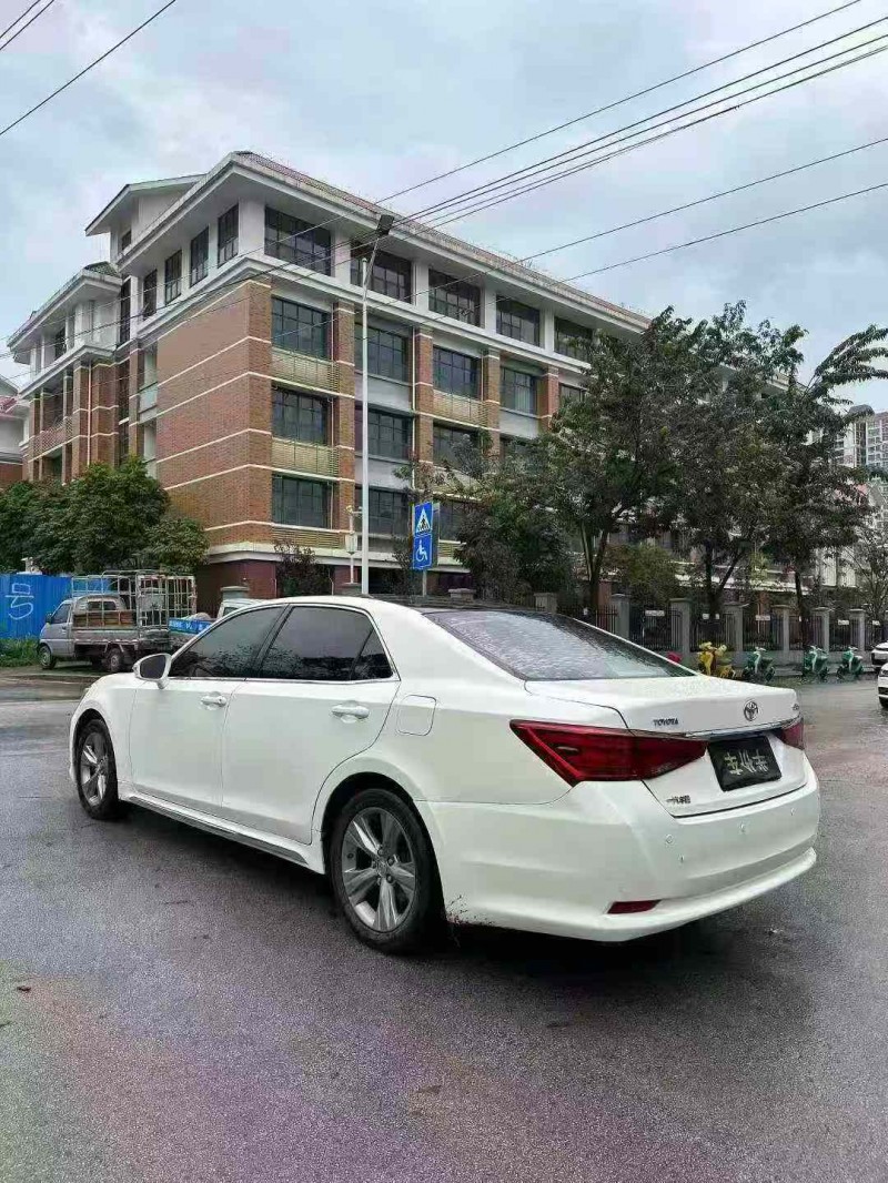 南宁17年丰田皇冠8