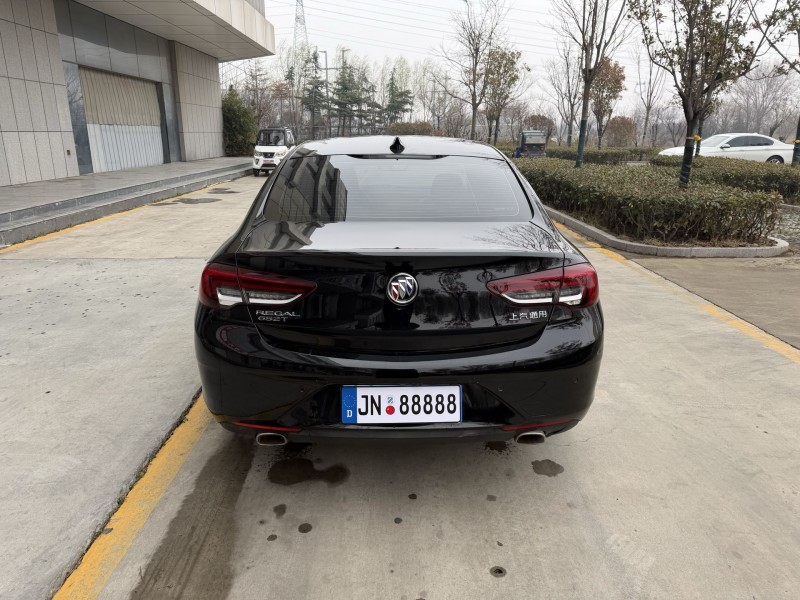 济宁22年别克君威9