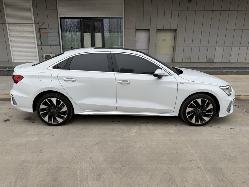 济宁24年奥迪A33