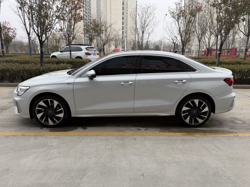 济宁24年奥迪A38