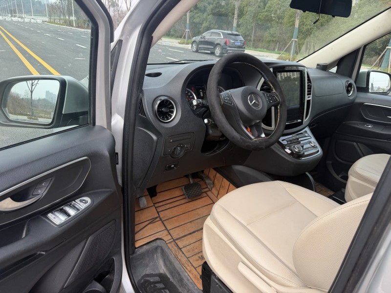 岳阳22年奔驰威霆2