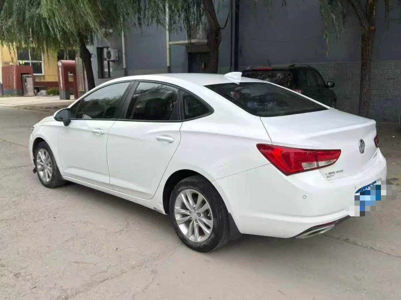 保定18年别克威朗8