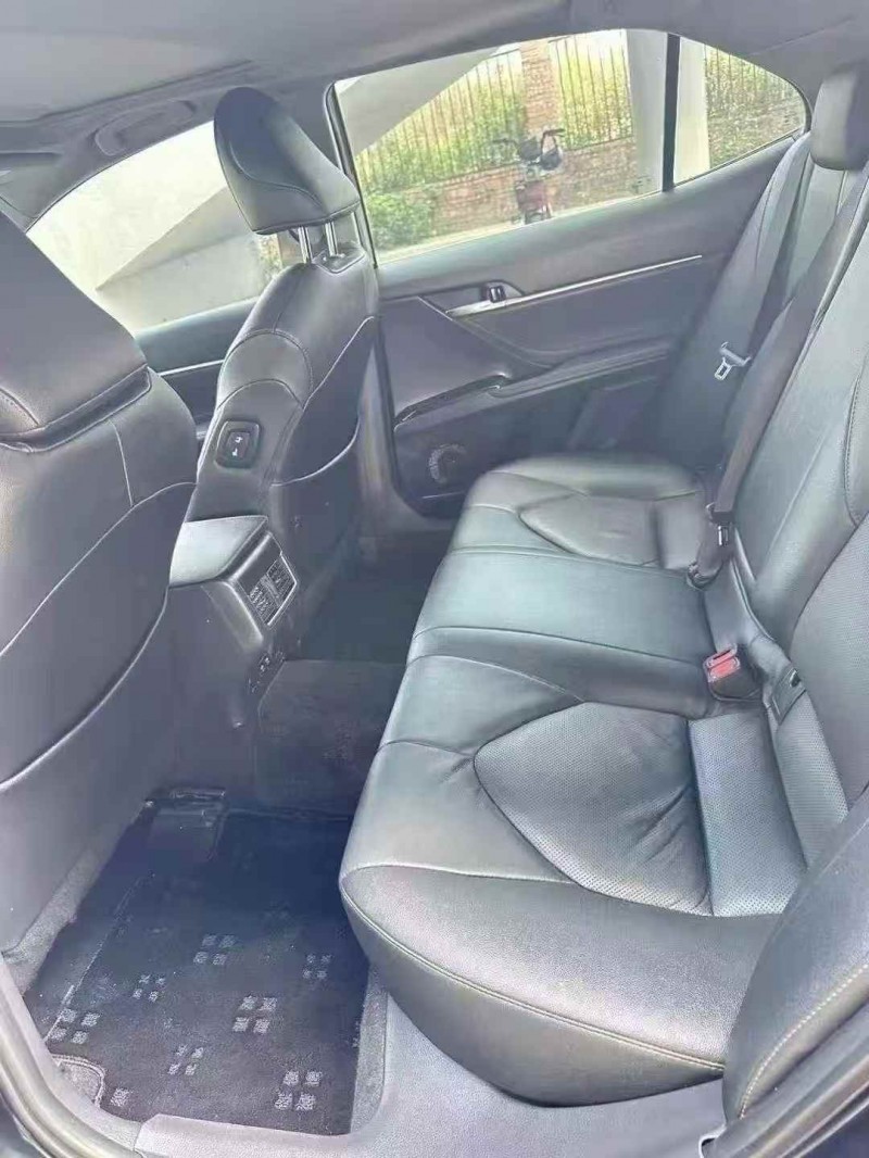 广州22年丰田凯美瑞8