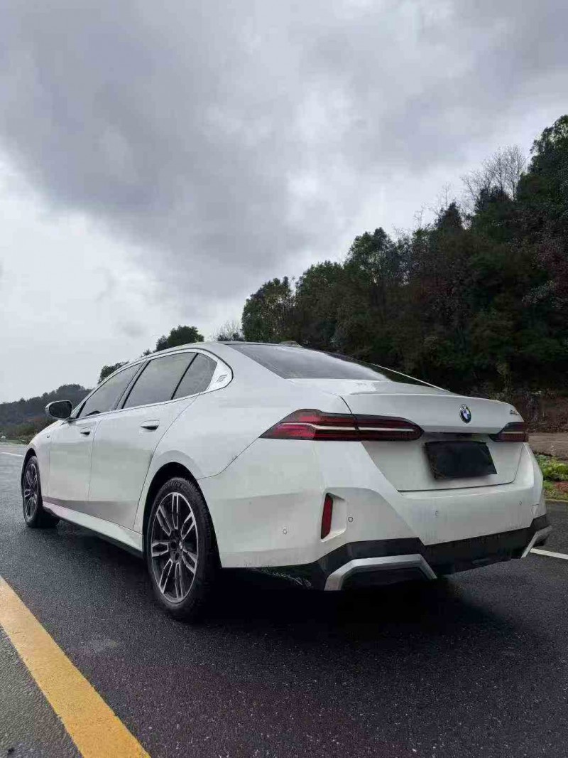 张家界24年宝马5系8