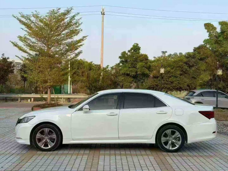 佛山19年丰田皇冠3