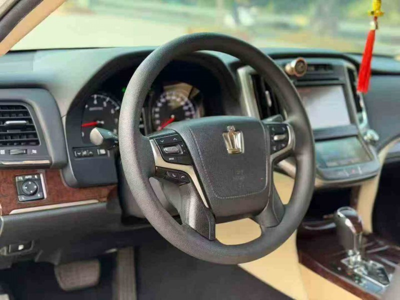 佛山19年丰田皇冠4