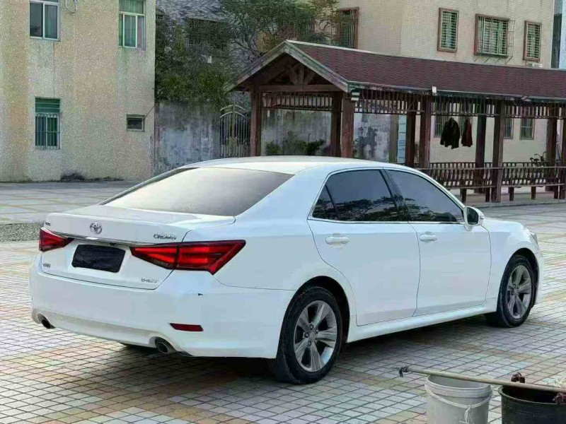 佛山19年丰田皇冠8