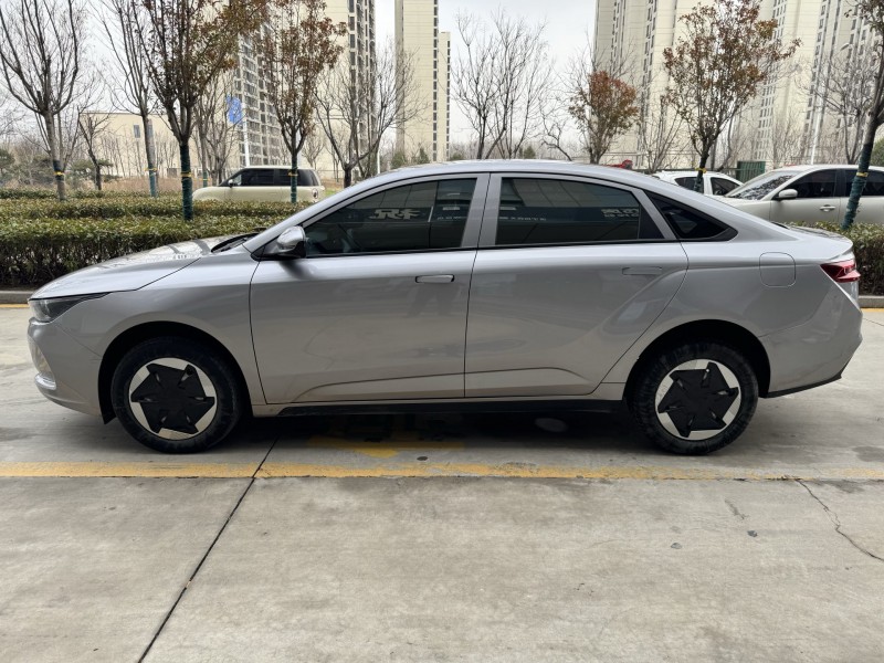 济宁24年吉利几何7