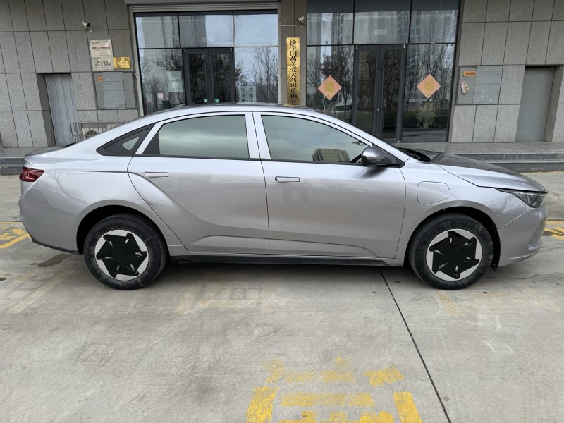 济宁24年吉利几何8