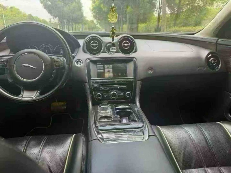 张家界12年捷豹XJL7