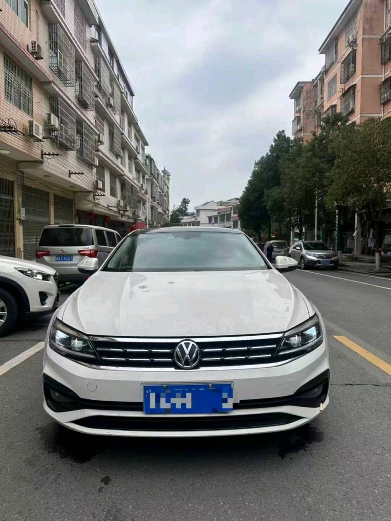 张家界20年大众凌渡1