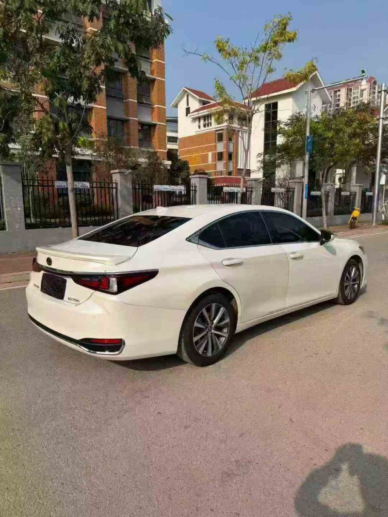 南宁21年雷克萨斯ES7